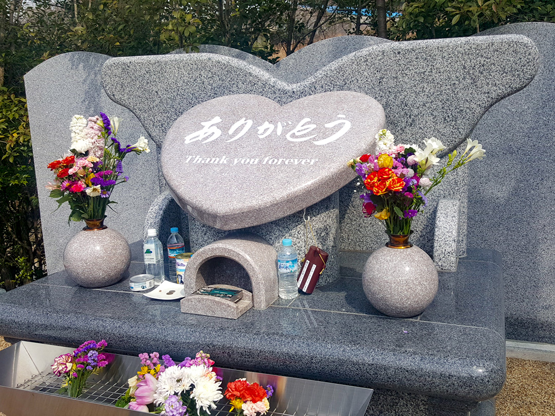 高良斎場のハートの永代供養塔